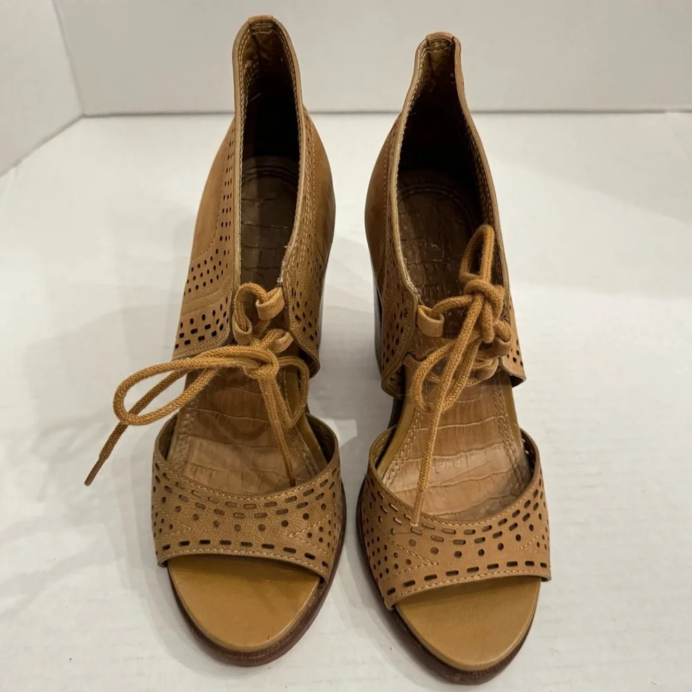 Gianni Bini Gypsie Daze 6M Tan Brown Open Toe Eyelet Lace Up Block Heel Sandals